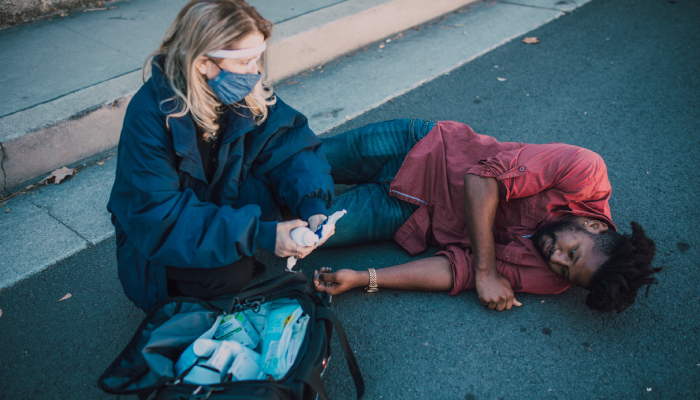 personal de emergencias socorriendo a un herido
